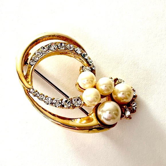 Vintage Jewelry - GOLD, FRESHWATER PEARL & RHINESTONE Brooch / Pin